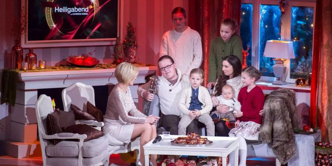 Angelo Kelly, Ehefrau Kira und ihre fünf gemeinsamen Kinder Gabriel, Helen, Mary, Joseph und William in der TV-Show «Heiligabend mit Carmen Nebel» 2015. angelo kelly