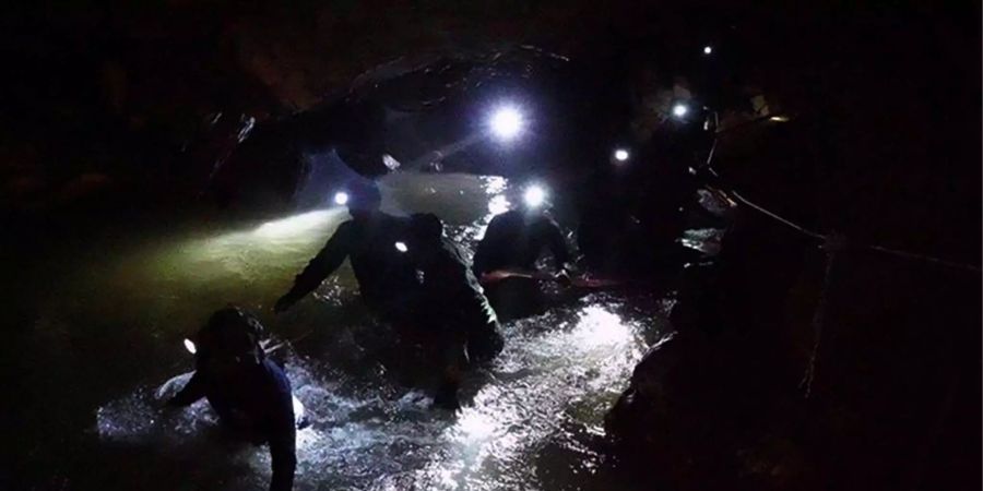 Das Wasser, das die Suche so erschwert hatte, geht langsam zurück.