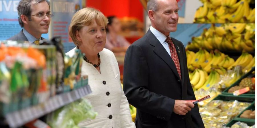 Bundeskanzlerin Angela Merkel besuchte 2009 im Rahmen des Wahlkampfs mehrere Wirtschaftsbetriebe in Nordrhein-Westfalen – unter anderem einen Supermarkt.