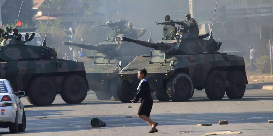 In Simbabwe patrouillieren Soldaten nach Demonstrationen von Anhängern der Oppositionspartei mit Panzern.