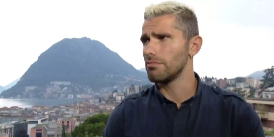 Valon Behrami gibt dem TV-Sender RSI ein Interview in Lugano.