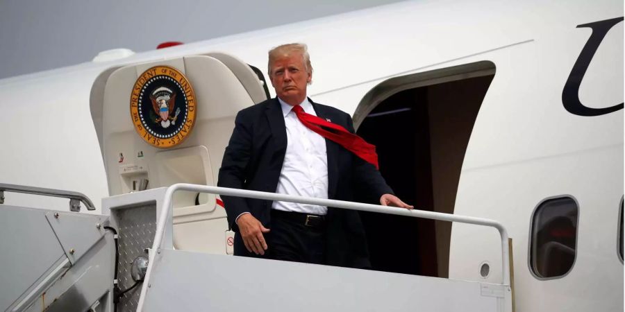 US-Präsident Donald Trump geht an Bord der Air Force One.