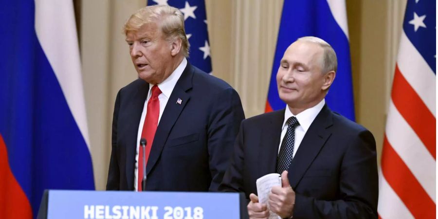 Die US-Demokraten kritisieren, dass sich Donald Trump auf die Seite Putins gestellt hat.