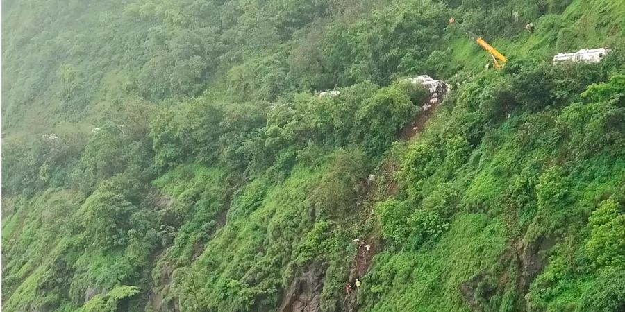 Der Bus stürzte 150 Meter den Abhang hinunter.