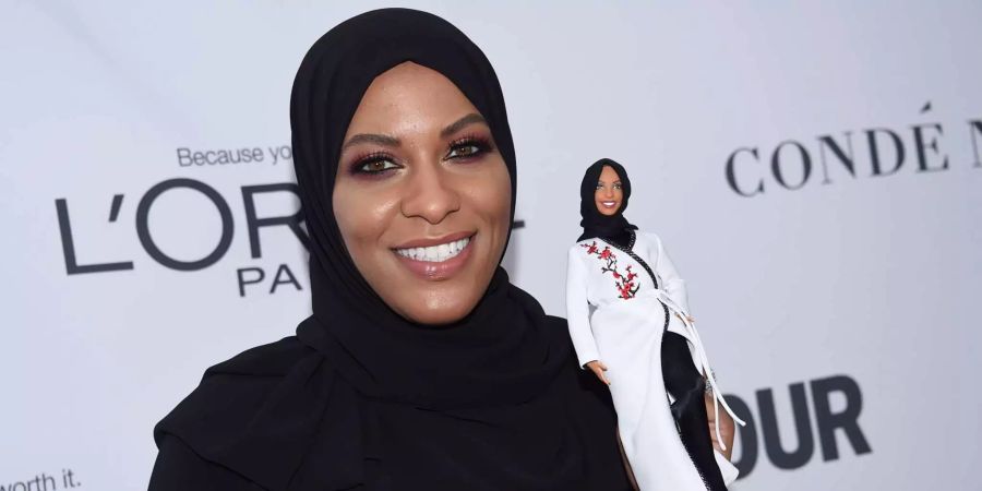 Ibtihaj Muhammad hält in New York eine Barbie-Puppe aus der «Sheroes»-Kollektion.