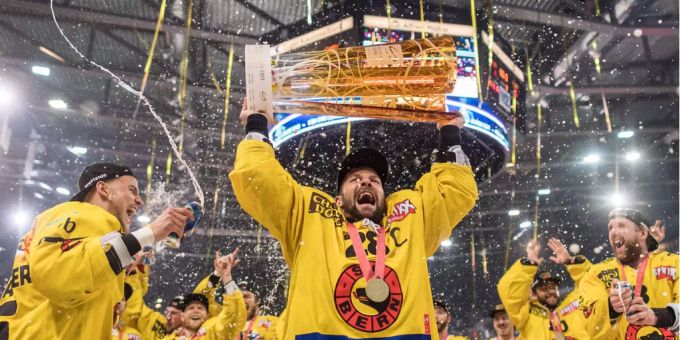 Martin Plüss feiert mit dem SCB den Meistertitel. Martin Plüss feiert mit dem SCB den Meistertitel.