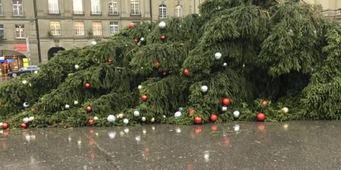 Der Tannenbaum auf dem Bahnhofplatz Bern liegt am Boden. Der Tannenbaum auf dem Bahnhofplatz Bern liegt am Boden.