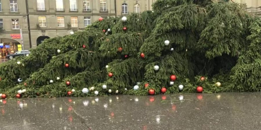 Der Tannenbaum auf dem Bahnhofplatz Bern liegt am Boden.