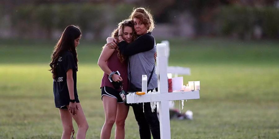 Grosse Trauer nach Massaker an Highschool in Florida.