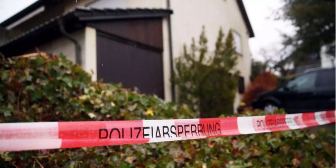 Ein Mann hat seinen Vater und seine Schwester attackiert. (Symbolbild) Ein Mann hat seinen Vater und seine Schwester attackiert. (Symbolbild)