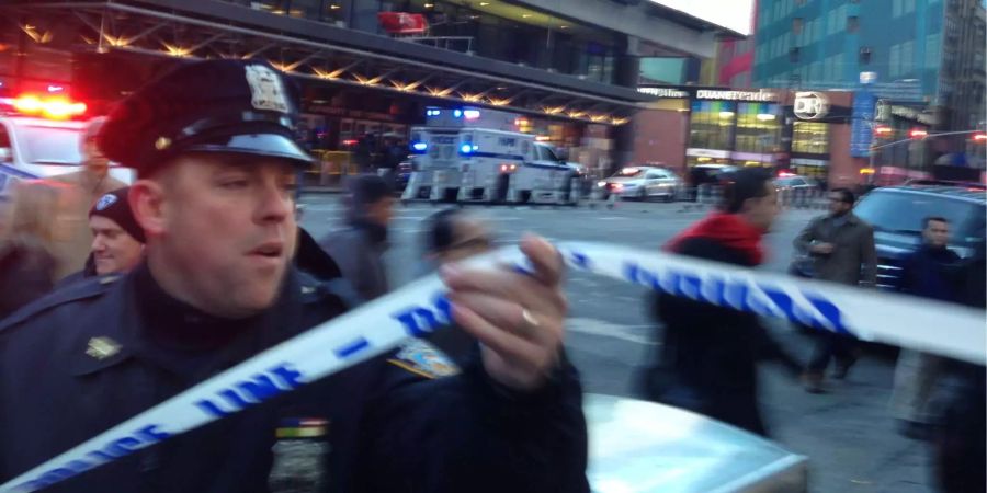 Ein Polizist bei einer Absperrung in der Nähe des Time Square in Manhattan.