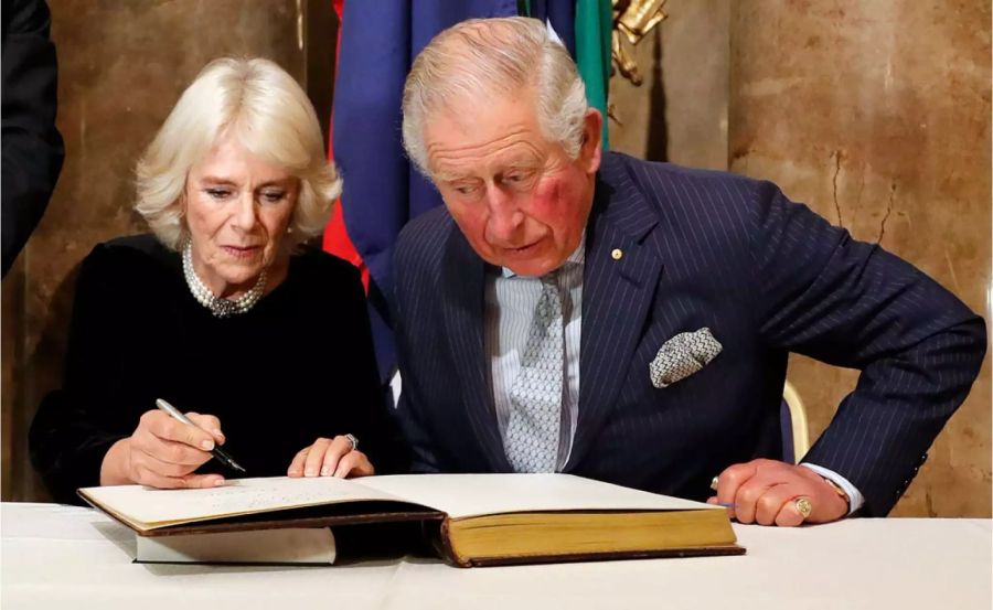 Sollen schon bald neue Hilfe bekommen: Der Kensington Palast sucht nach einer Assistenz für Prinz Charles und seine Frau Camilla.