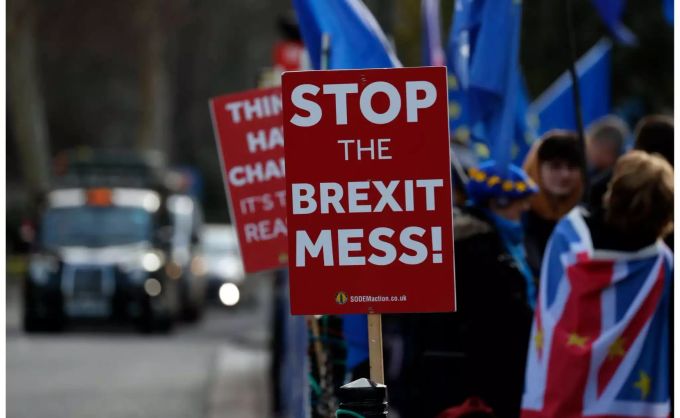 «Stoppt das Brexit-Chaos» fordern die Demonstranten. «Stoppt das Brexit-Chaos» fordern die Demonstranten.