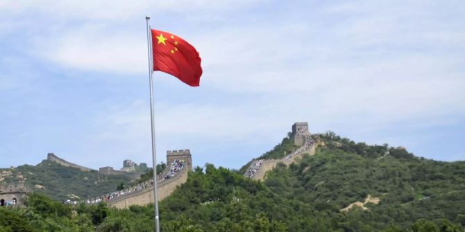 Die chinesische Flagge weht vor der chinesischen Maurer in China.