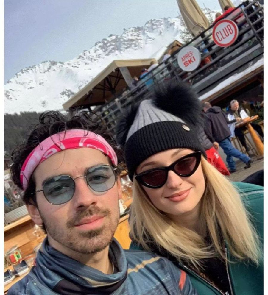 Joe Jonas und Sophie Turner gönnen sich in einer Skihütte eine Rast.