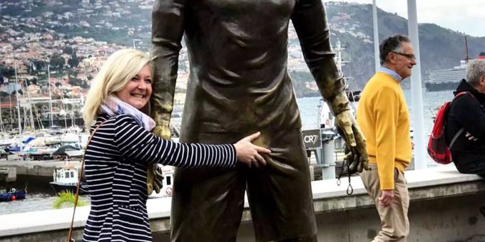 Eine Touristin fasst der Statue von Cristiano Ronaldo in den Schritt Eine Touristin fasst der Statue von Cristiano Ronaldo in den Schritt