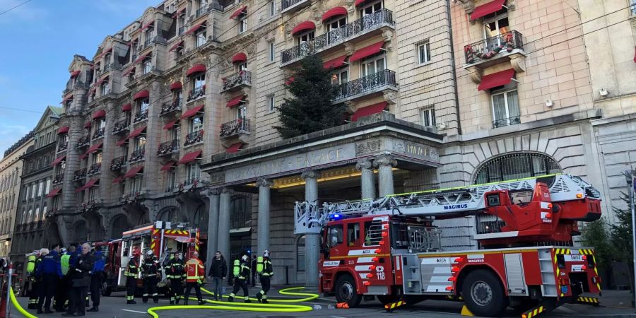 Feuerwehr und Polizisten stehen vor dem Hotel.