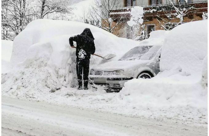 Die Schneeberge in Österreich türmen sich meterhoch.