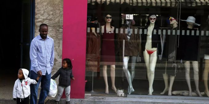 Die Behörden entdecken fast täglich Migranten, die aus Syrien, der Türkei oder dem Libanon nach Zypern übersetzen. Flüchtlinge stehen in Zypern vor einem Schaufenster.