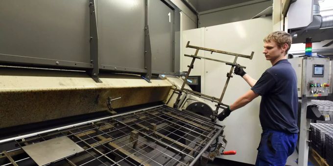 In Tschechien boomt die Wirtschaft – Es fehlt aber die Arbeitskraft. (Symbolbild) Ein Arbeiter fertigt im Produktionswerk einen Einkaufswagen.