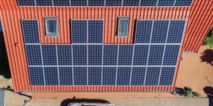 Mit Solarstrom vom eigenen Dach und dem Batteriespeicher im Keller könnte aus jedem Zuhause eine «Tankstelle» für E-Autos werden. Foto: Patrick Pleul Mit Solarstrom vom eigenen Dach und dem Batteriespeicher im Keller könnte aus jedem Zuhause eine «Tankstelle» für E-Autos werden. Foto: Patrick Pleul