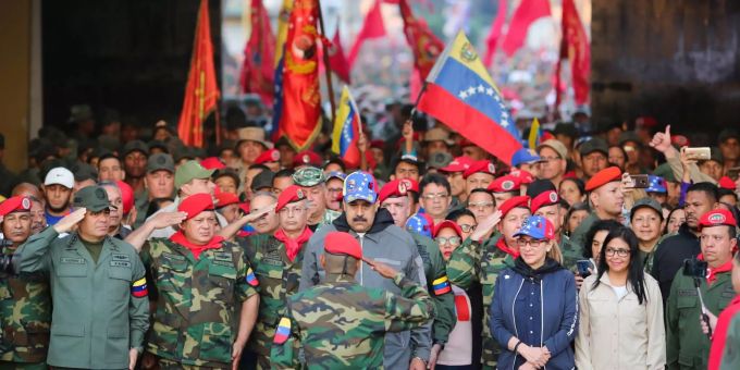 Venezuelas Staatspräsident Nicolas Maduro (4.v.l.) zusammen mit seiner Frau Cilia Flores an einer Veranstaltung zum Andenken des Militäraufstands. Das mächtige Militär stützt bis jetzt Maduro. Politische Krise in Venezuela