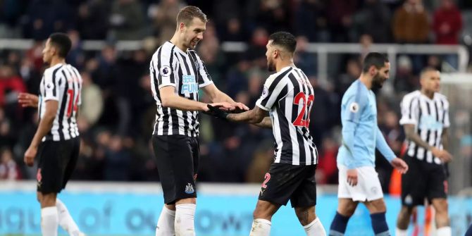 Newcastle-Spieler feiern.