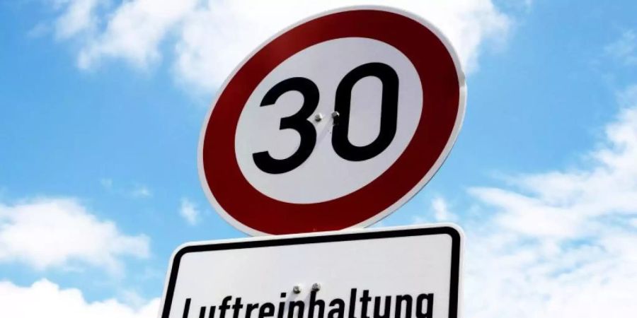 Tempo 30 führt aus Sicht des ADAC weder zur Reduzierung der Stickoxid- noch der CO2-Emissionen. Foto: Paul Zinken