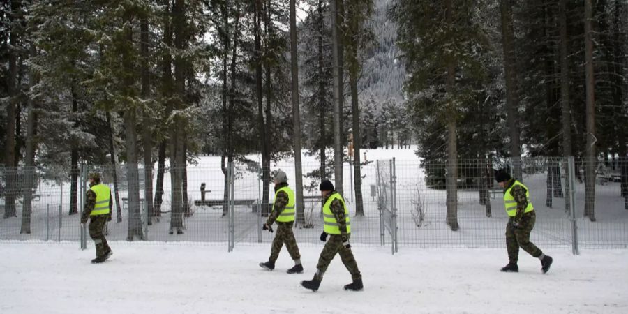 Soldaten bauen einen Zaun um das Gelände des Wef.