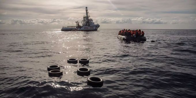 Im Mittelmeer werden 117 Menschen vermisst. Migranten sitzen in einem Schlauchboot im Mittelmeer.