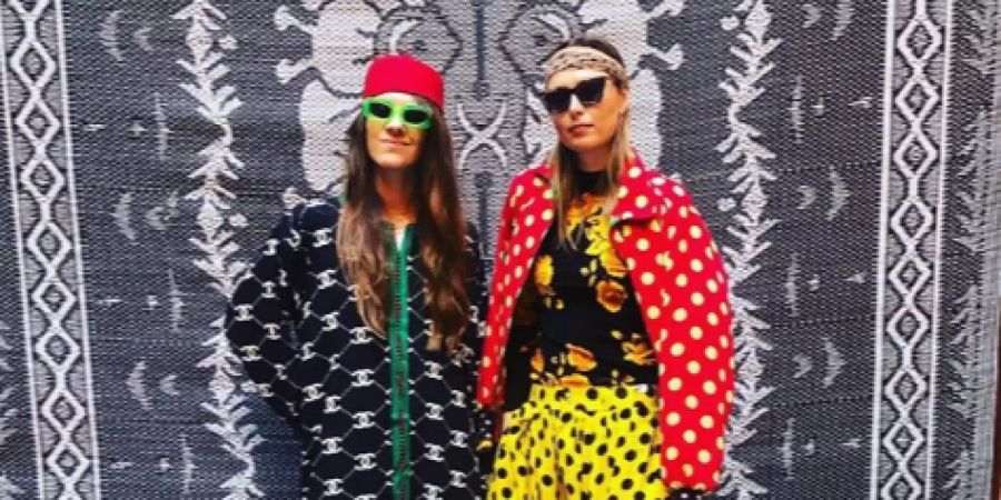 Maria Sharapova posiert in einem farbenfrohen Outfit.