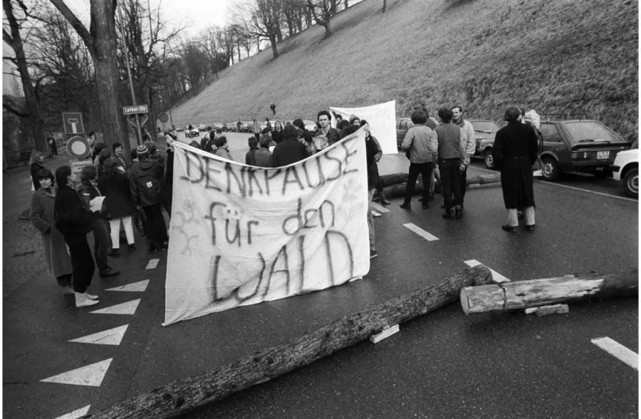 Eine Umweltschutzgruppe blockiert am 2. Februar 1985 vor der Sondersession der eidgenoessischen Raete die Lerberstrasse in Bern, Schweiz, um gegen das Waldsterben zu demonstrieren.