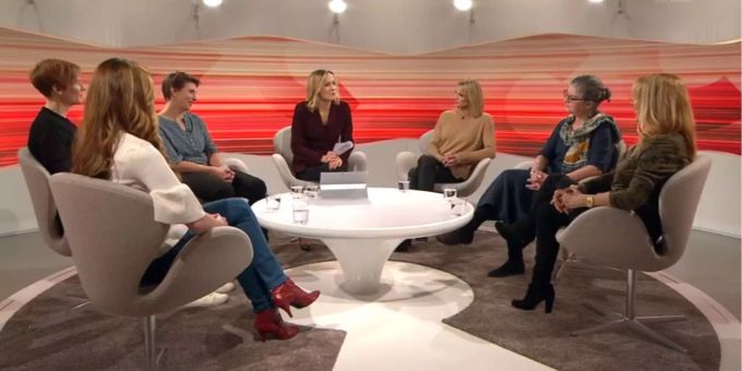 Der Frauen-«Club» (v.l.n.r.): Vloggerin Tamara Wernli, Sexberaterin Caroline Fux, «Landfrauenküche»-Bäuerin Manuela Barmettler, Moderatorin Barbara Lütho, Komikerin Stéphanie Berger, Theologin Ina Praetorius, Jet-Set-Lady Vera Dillier.