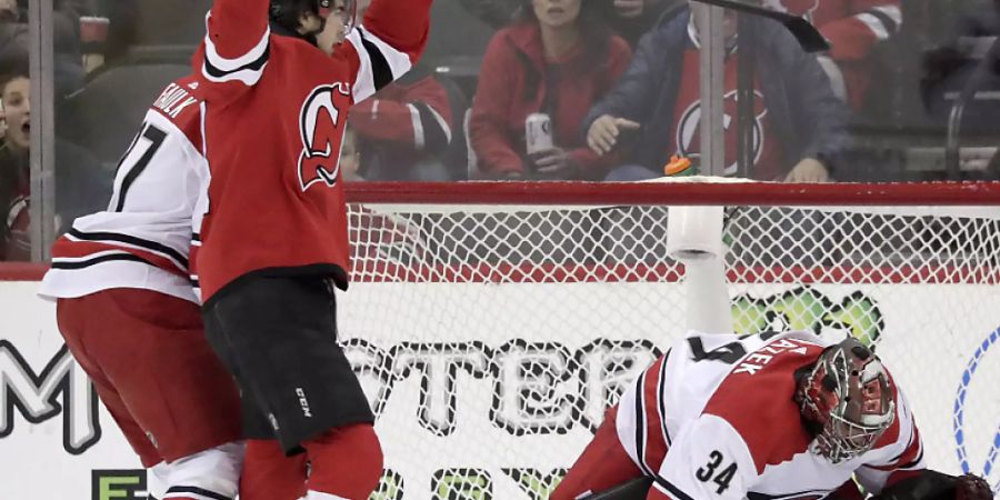 Nico Hischier (links) setzt gegen die Carolina Hurricanes zum Jubel an