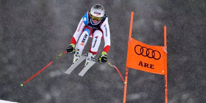 Corinne Suter springt bei der Abfahrt über einen Sprung.