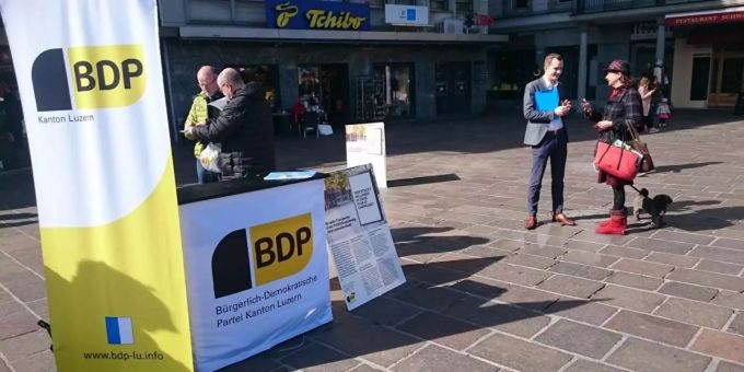 Die BDP Luzern hat 33 Kandidaten für den Kantonsrat nominiert. Ein Stand der BDP Luzern beim Luzerner Schwanenplatz.