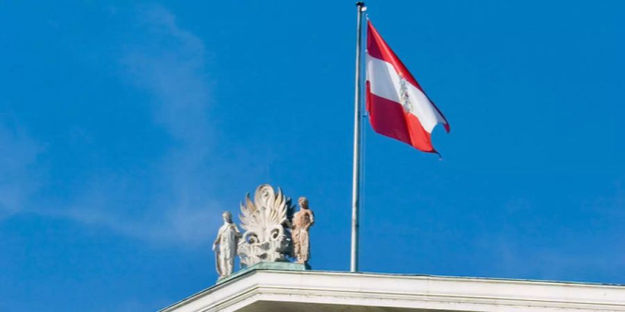 Die Fahne Österreichs im Parlament.