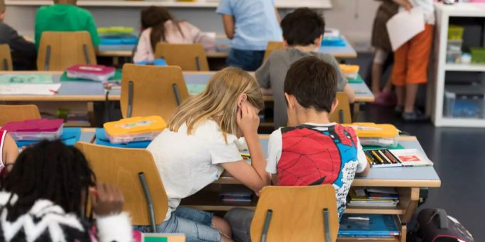 Walliser Erstklässler müssen länger die Schulbank drücken. (Symbolbild) Primarschüler malen während dem Unterricht.