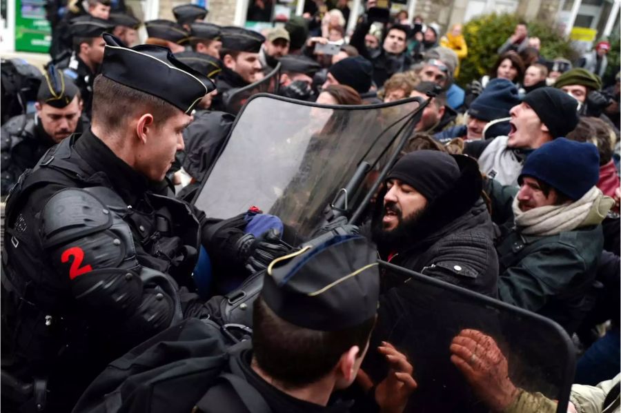 Demonstranten geraten mit den Polizisten aneinander.