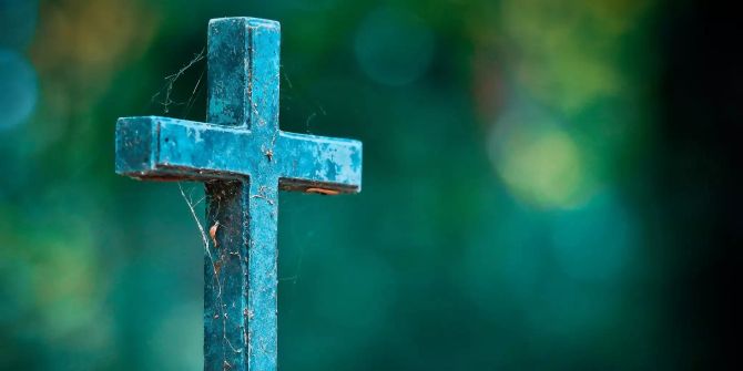 Ein Kreuz auf einem Friedhof.