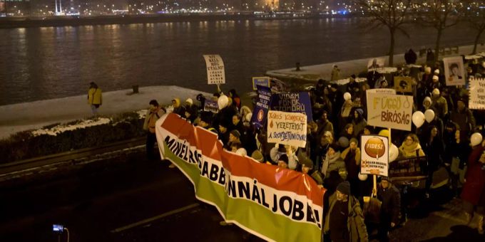 Tausende in Ungarn demonstrieren gegen Viktor Orban. Demonstranten marschieren entlang der Danube in Ungarn.
