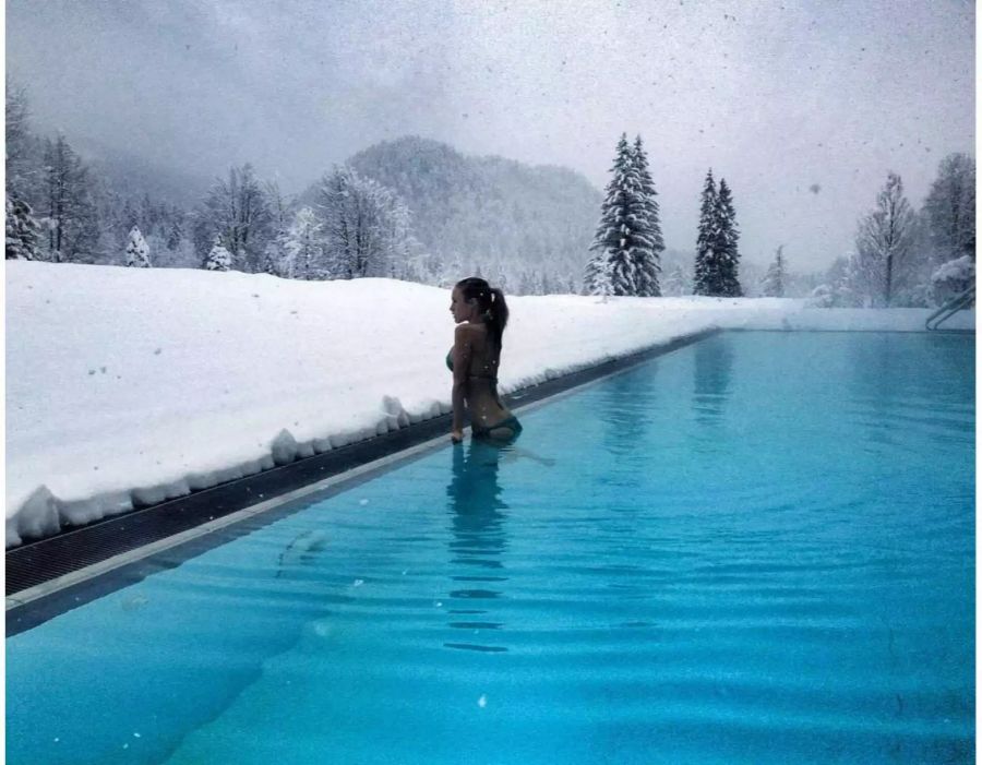 Auch Model Alena Fritz macht Weihnachtsferien im Pool. Wo genau sich das Becken umgeben von Schnee befindet, lässt die 29-jährige Deutsche nicht wissen.