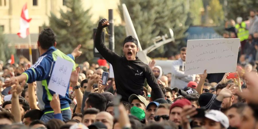 Ein Demonstrant ruft seine Forderungen bei einem Protest gegen das mon