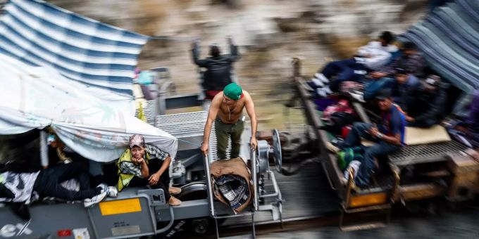 Zentralamerikanische Migranten auf dem Güterzug «La Bestia» – übersetzt «das Biest». Zentralamerikanische Migranten auf dem Güterzug «La Bestia».