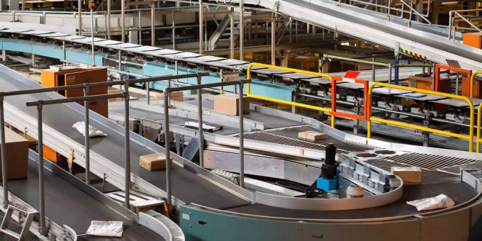 2'100 Meter Förderband gibt es im Paketzentrum in Härkingen (SO). 2'100 Meter Förderband gibt es im Paketzentrum in Härkingen (SO).