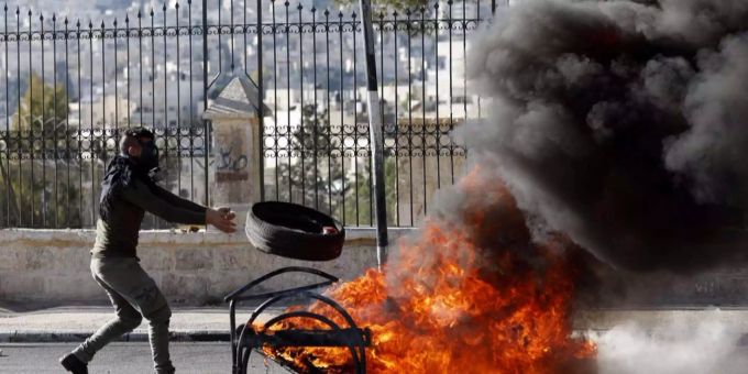 Nach dem muslimischen Freitagsgebet gab es erste Zusammenstösse zwischen den Palästinensern und den Israelis. Nach dem muslimischen Freitagsgebet gab es erste Zusammenstösse zwischen den Palästinensern und den Israelis.