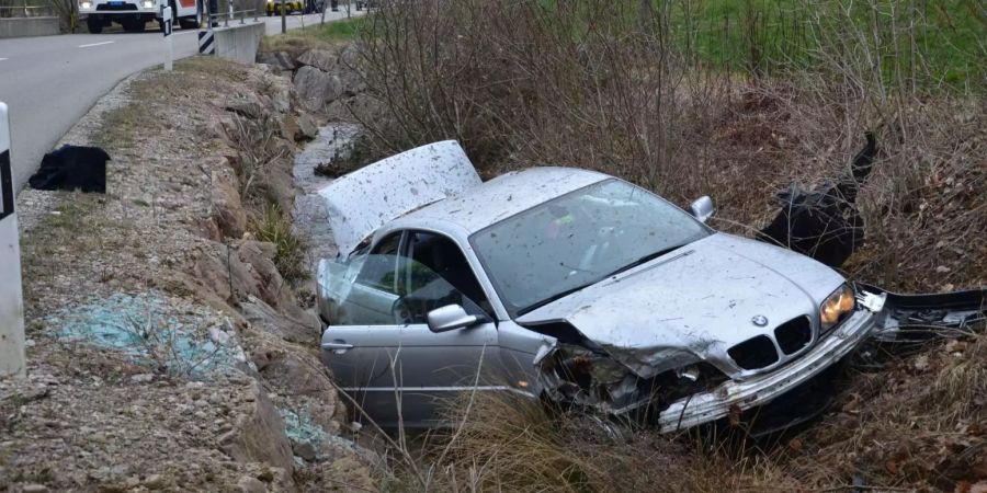 In Lausen BL rutschte ein Auto ins Bachbett.