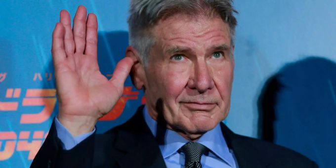 Schauspieler Harrison Ford half einer Frau nach einem Autounfall. Schauspieler Harrison Ford half einer Frau nach einem Autounfall.