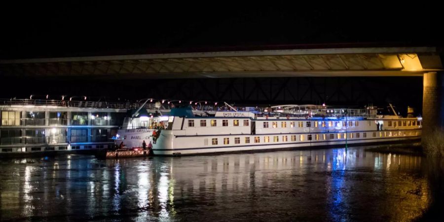 Der Bug des Schiffs in Duisburg (D) wurde beschädigt, das Schiff wurde evakuiert.