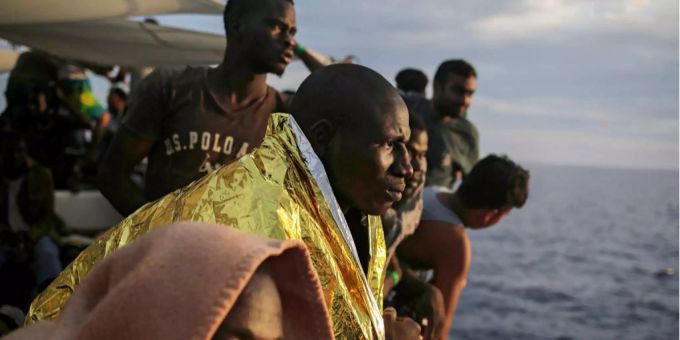 Gerettete Flüchtlinge auf einem Boot der italienischen Küstenwache. Gerettete Flüchtlinge auf einem Boot der italienischen Küstenwache.